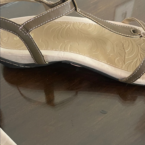JBU Women's Brown T-Strap Casual Comfort Sandals - Picture 8 of 8